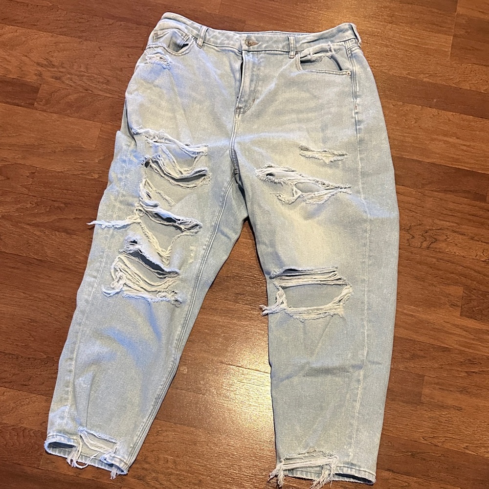 American Eagle Light Blue  Stretched ripped curvy mom jeans. SHORT length.